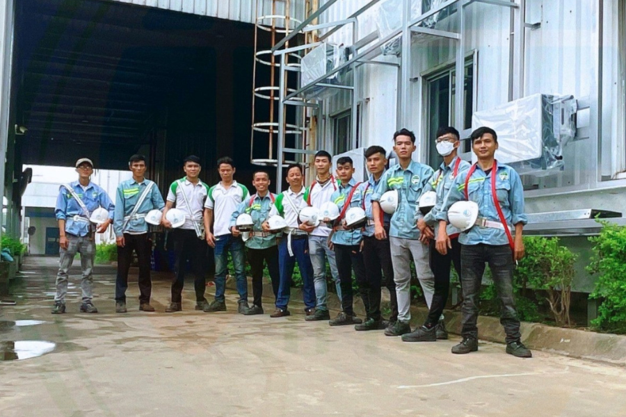 Đội ngũ công ty năng lượng mặt trời Vinasol tại dự án