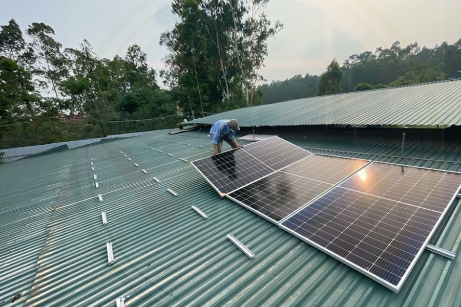Thanh ray lắp bộ chuyển đổi năng lượng mặt trời trên mái tôn