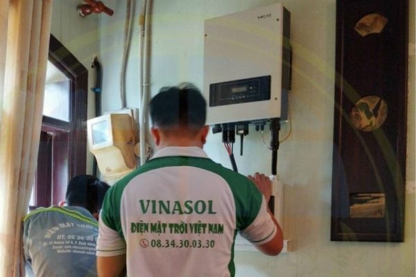 Anh em kỹ thuật đang lắp đặt hệ thống tấm pin năng lượng mặt trời 5000w